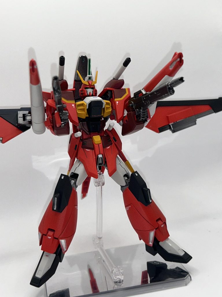 フルバースト。 カラーリングは迷いましたが、様々な方の作品を参考にしながら、見た目がSEED機体寄りなのでカラーリングはエアマスターチックにしてみました。また、試作機という設定なので白も少しグレーを足して暗めの白を目指しましたが、写真だと分かりづらいですね。 セイバーが古いキットなので関節軸の移植など行いましたがその分可動範囲は良くなったので良かったです。また、インジャとエアマスターが設定でも大きさが全然違うので、胴で2ミリ、股下で2ミリほど延長してバランスをとってみました。