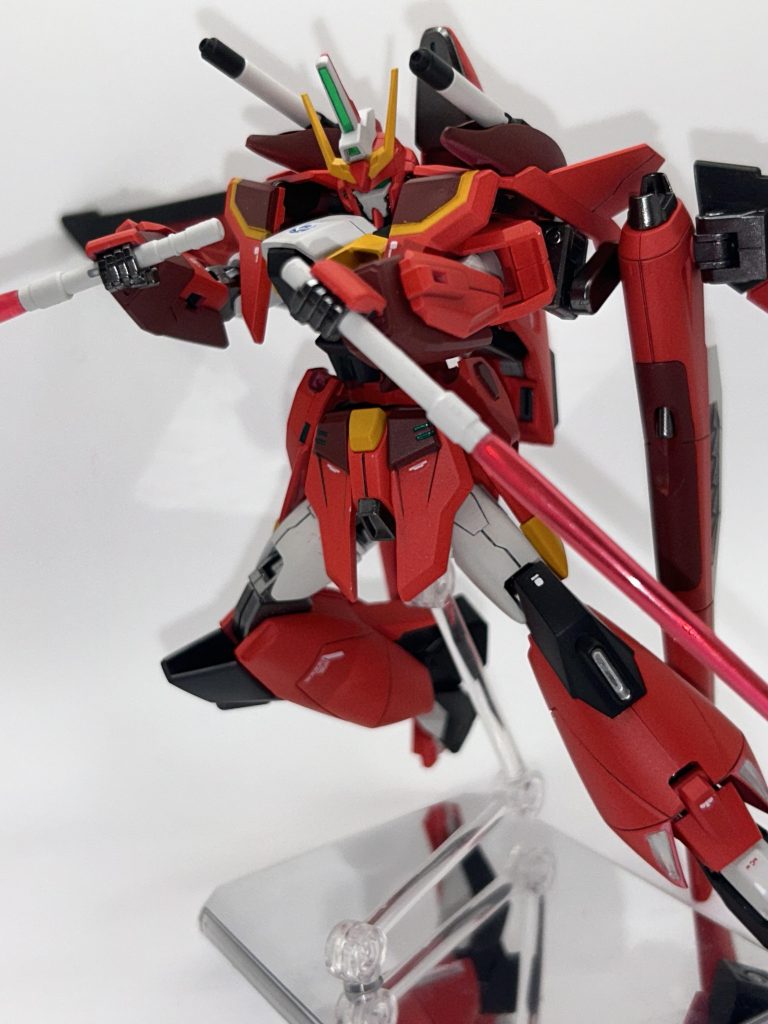 サーベル二刀流。　 バックパックが重いので後ろにのけ反り気味をなんとかしたい、、、 前回のレギンレイズがデカールを少し貼りすぎたので、今回は少し少なめにしてみました。（決して面倒だったわけでは、、、） 