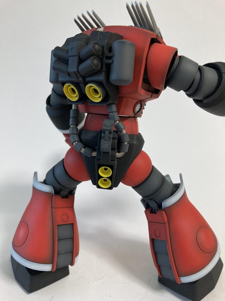 キットのままだと腰裏側のパイプが邪魔して腰が回転しませんスプリングとパイプパーツに交換しました