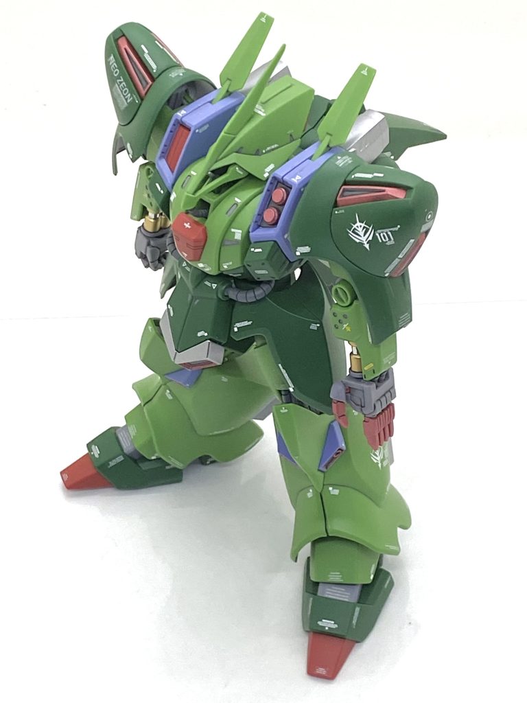 フレームメタリック(2)と百式ゴールドで塗装した以外の部分は最後に(クレオス)Mr.カラーGXスーパースムースクリアーを吹き付けております。