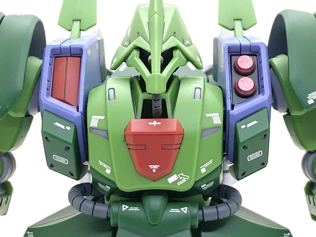 デカールはMG サザビーVer.KaをメインにMG シナンジュ・スタイン Ver.Kaを使い、1/3位はマーキングシールを使いました(主にRE/100 ハンマ・ハンマ)。サイズは違いますが全てジオン系なので違和感は殆どありませんでした。