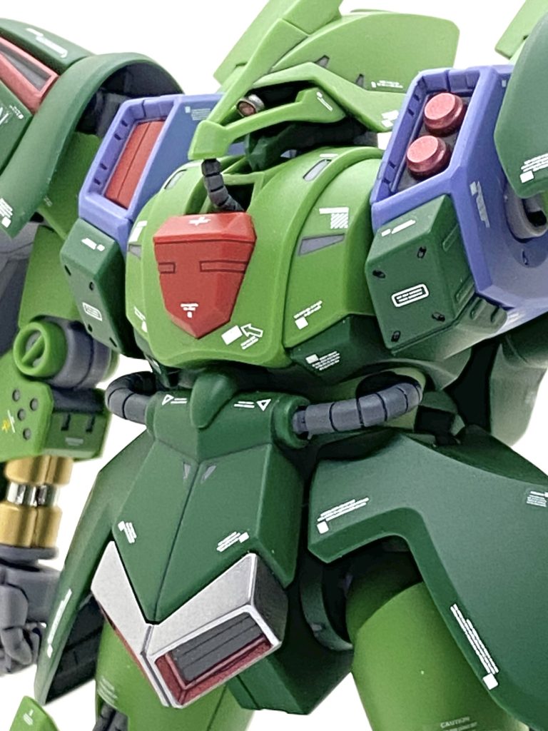 ガルスJのHGUC化は自分の悲願の一つでした(笑)。B-CLUBでガレージキット化されたらすぐに買うつもりでしたが・・・ZZ放映時に発売された旧キットもプロポーション、ギミック共にバランスが取れおり、それで出なかったのだと思います。今から25年ほど前に今も続いていますホビージャパン社から出版されてますGUNDAM WEAPONSのZZガンダム編に安延良夫氏が旧キットのガルスJをアップデートした作例を載せていて、完璧なプロポーション、ギミックをは今見ても全く見劣らない物で「このままHGUCで出して欲しい!」とムックを見る度に思ってました。当時はザクⅢ改、キュベレイ、バウがHGUC化されて「ガルスもワンチャンあるかも・・・」と思いましたがZZガンダムがまでリメイク化されてない上にZZに登場した機体自体がキット化されなくなり臥薪嘗胆で待つ事にします(笑)。ですが、25年も待つと主役機のZZガンダム、シュツルム・ディアス、ジムⅢ、ドライセン、ドーベン・ウルフ、R・ジャジャと次々とHGUC化され、遂にガルスJも待望の際キット化されるのでした(泣)。