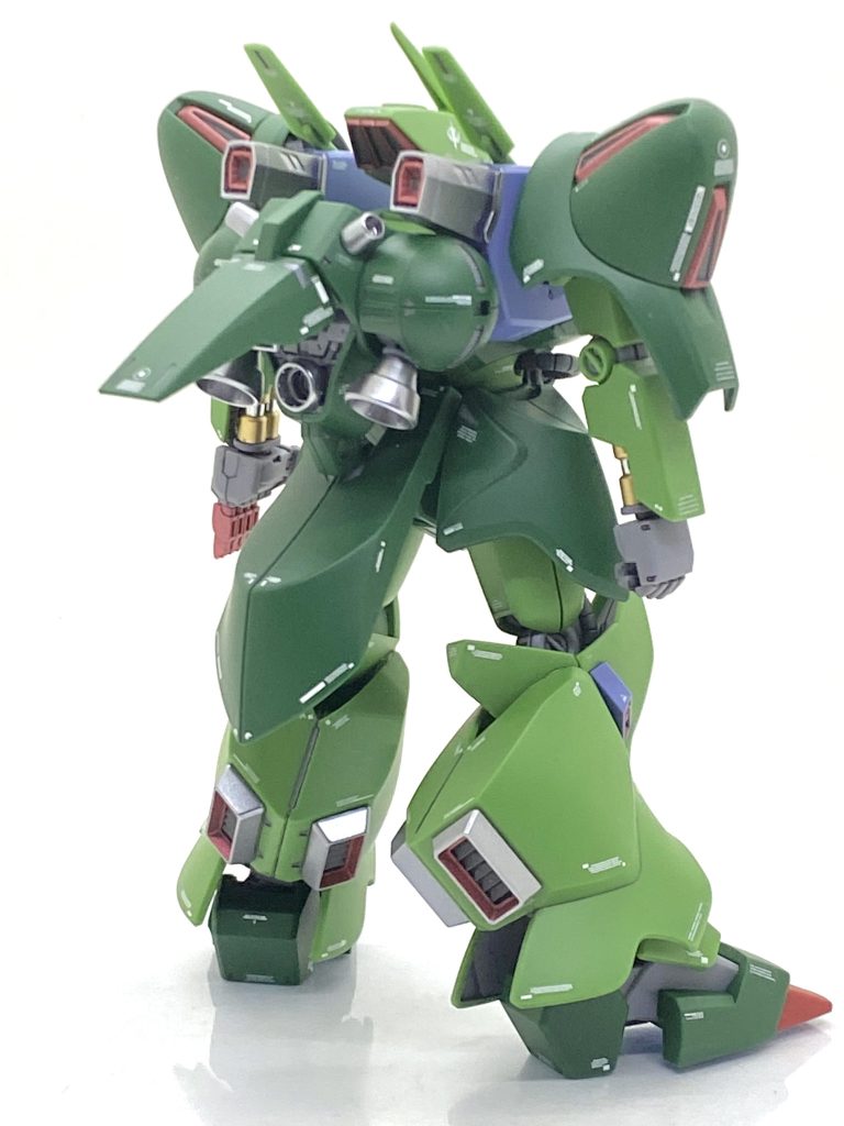 HGUC化されたガルスJは最新キットですから合わせ目が殆どなく、考えられたパーツ分割だと思いました。合わせ目消したのはエネルギー・ガンだけで足回りには多少あるのですが全部0.3mmのダンモ使って段落ちモールドにしました・・・膝の後ろにカバー見たいのがあり、ここは強度上で後ハメは非常に困難でこれなら無理なく作れます。スカート裏や足の裏、肩なんかは装甲裏が結構見えているので説明書通りに混色したグレーで塗り、MGみたいに装甲裏が別パーツみたいな雰囲気を出しました・・・小さい凹モールドなんかも全て子のグレーで塗ってます。赤いスラスター部分は艶消しメタリックにしたかったのでメタリックレッドを塗ってから、水性のガンダムエアリアルグレーを筆塗り、墨入れした後に先に艶消しクリアーを吹き、外側をフレームメタリック塗る箇所は丁寧にマスキングしてから吹いているので外側はメタリック、中は艶消しになり質感の違いを出しています。