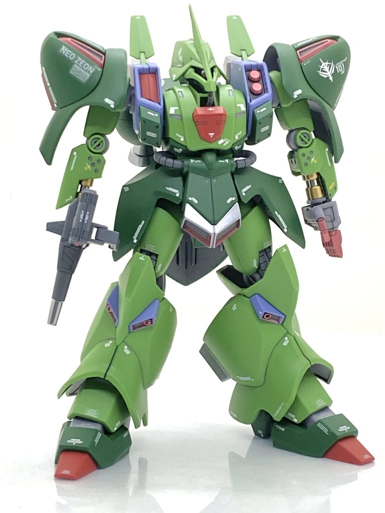 墨入れが終わるといよいよデカール貼りなのですが・・・ガルスJはやや大きめな機体なので次にやはり大きいドーベン・ウルフ作るから今回もMG サザビーVer.Kaのをメインに貼っていきます・・・同じジオン系のデザインなのでサイズが違っても違和感はありませんでした。ですがVer.Ka系デザインはCAUTIONと文字にあるデカールが殆ど無いのでここは悩みました。RE/100のマーキングシールには結構その手のシールがあるというのはバルギル作った時にわかっていたのでまだハンマ・ハンマやヤクト・ドーガのマーキングシールは部品請求出来ましたからそれらを頼み、主にハンマ・ハンマのをかなり使いました・・・関節周りはほぼこのシールです。シールも余白を丁寧にデザインナイフで切れば段差もクリアー吹くとわかりにくくなります。デカールと併用すれば効果はかなりあるので・・・最後にシリンダーをミラーフィニッシュシートを貼り完成です。