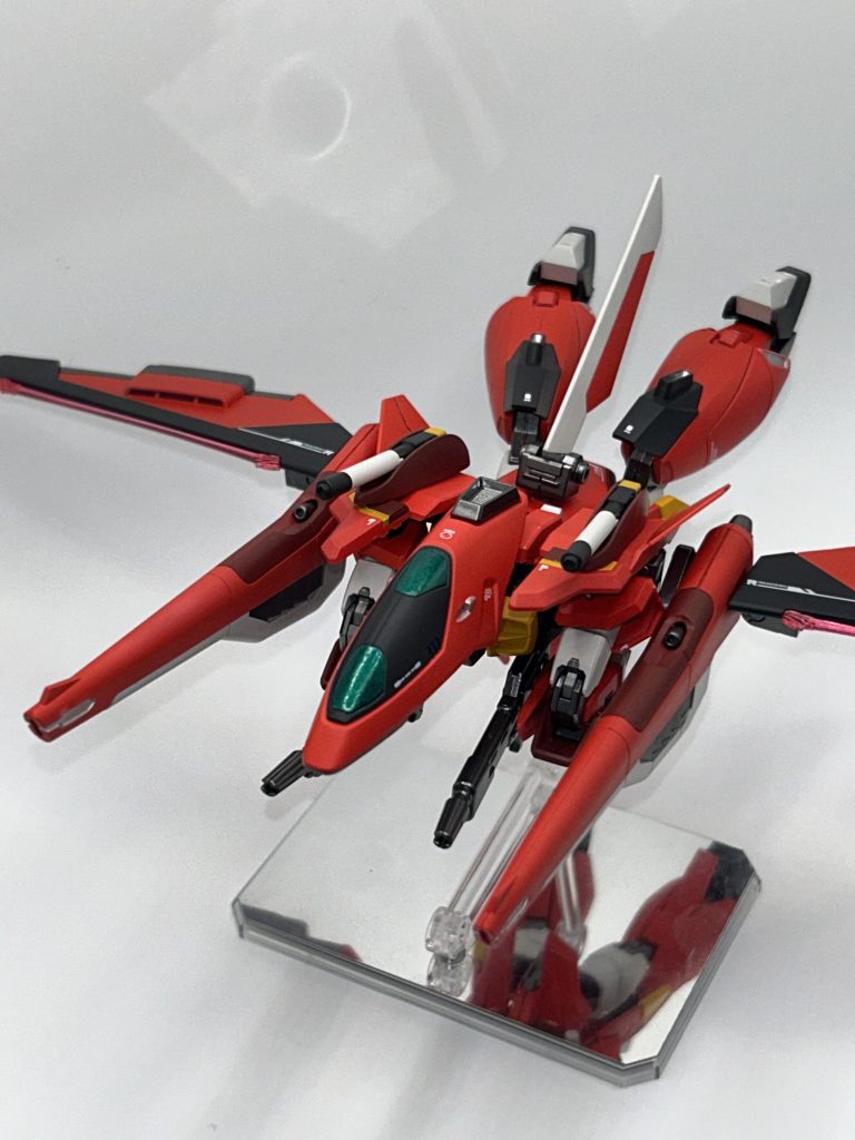 もちろん試作可変型なので変形します。頭部のみ外しますが、それ以外はパーツを外す事もなく変形できるので満足です！ビームライフルは腕につけたサイドアーマーに取り付けます。 翼にはビームブレイドもあり、銃口もすべて正面を向くので結構攻撃力は高めになりましたねー。