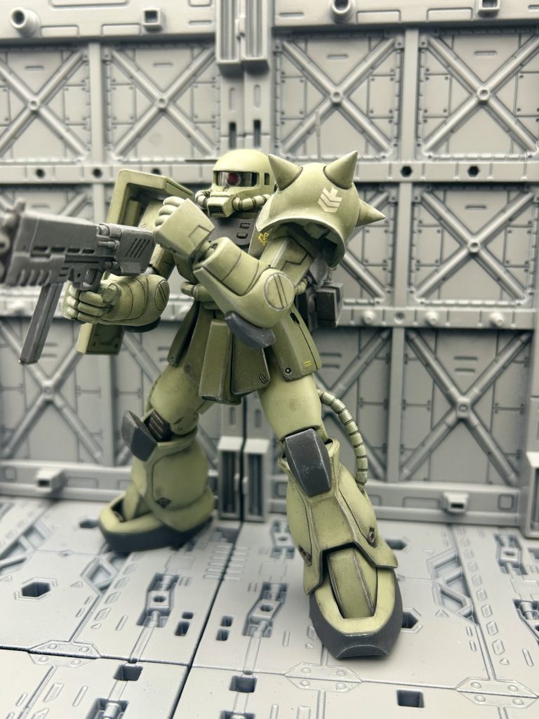 でも結局旧キットザク改のMMP80を持たせたり、脚部のバーニア設置などしてしまっています。そのほかの改造は軽微なものが多く、その頃には大分古い構造になっていた初期HGUCザクの肩や足首のパーツを削り混んだり、分割するなどして可動域を増やす改造、モノアイを置き換えて透明なカバーを追加するなどで中身の改造を主にやっています。