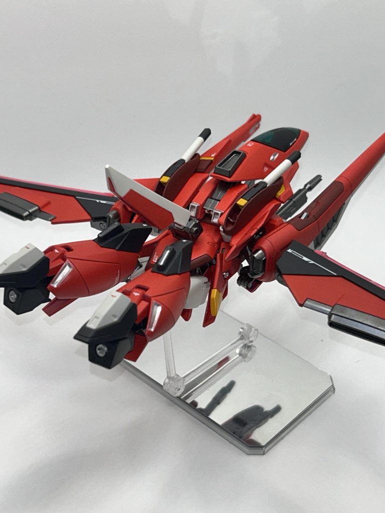 スリッパのスラスターも塗り分けて、変形時の見栄えがぐっと良くなったように感じます！細かい所や普段見えない所にも手を加え、見えた時の達成感は思わずニヤけますね^_^