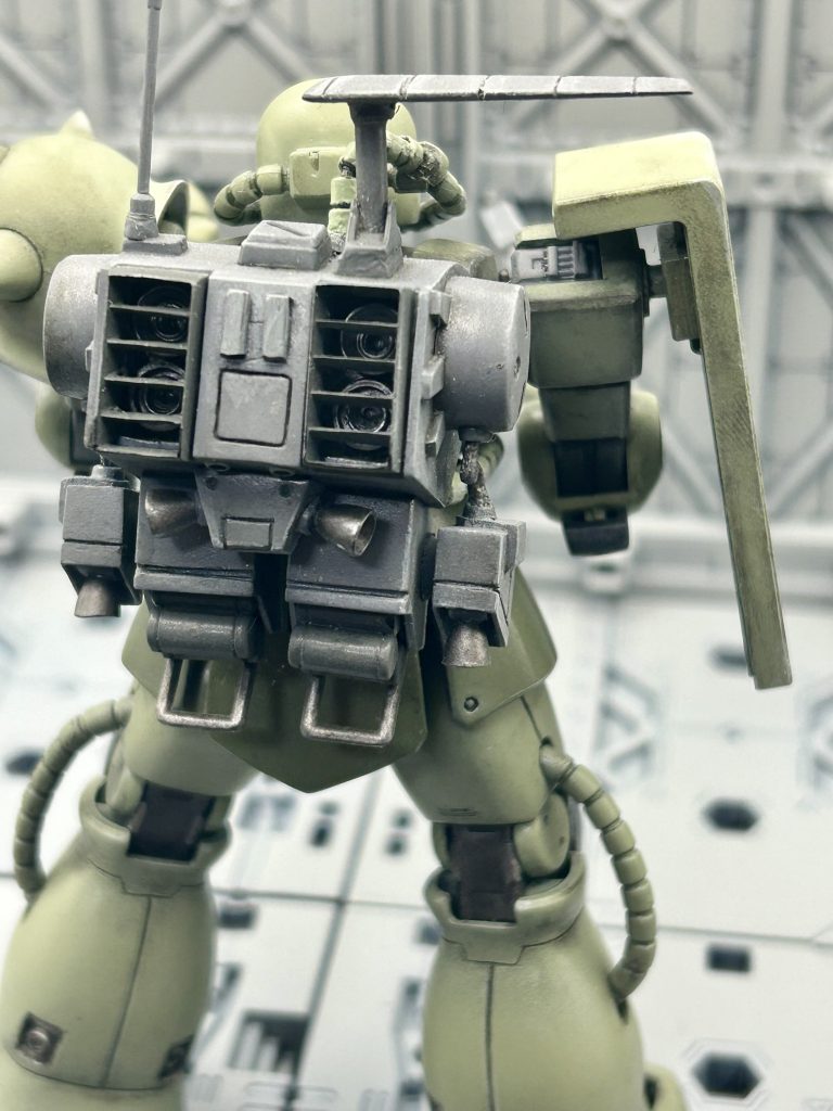 バックパックは旧キットのものをベースに切り貼りして大型化、中身やアンテナを追加しています。今見るともう少し綺麗に作りたくなります。