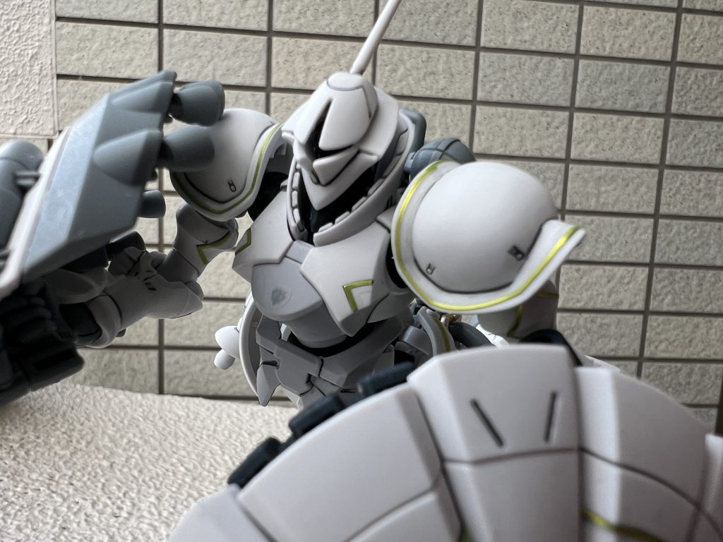 モノアイはあえて入れてないです。この飛行ポーズの保定はとても難しいです。手首とハクジのベースのポロリがひどいです→瞬間接着剤などで補強が必要です。