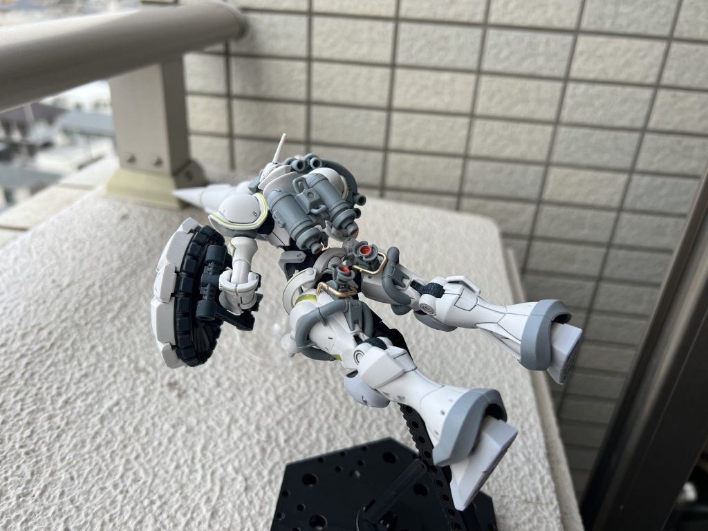 バーニアも筆塗りで塗ってみました。はみ出しもですが塗料のノリ具合が分からず、どれだけ塗料を乗せればいいか分からないです。  