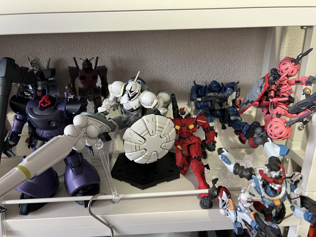 ジークアクスプラモデルのディスプレイ・・・リックドムはまだ未完成です(*'ω'*)後ろのガンダム達は体験会プラモデルをメルカリで買いました。また色々と手を加えてお披露目したいです。