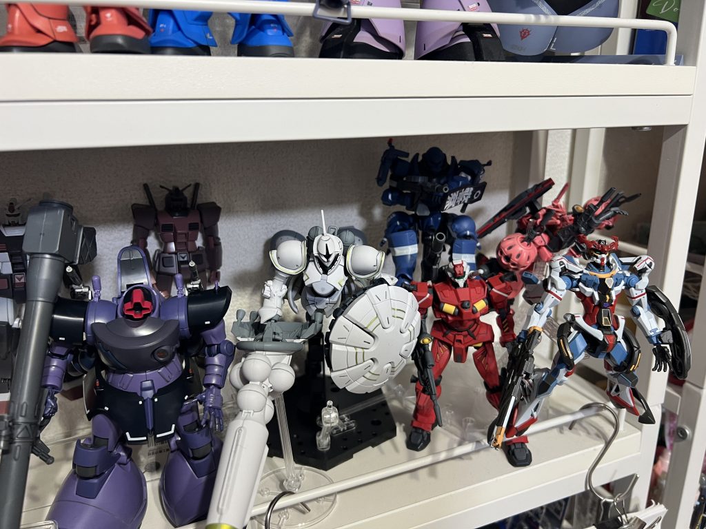 ジークアクスプラモデルのディスプレイ・・・リックドムはまだ未完成です(*'ω'*)後ろのガンダム達は体験会プラモデルをメルカリで買いました。また色々と手を加えてお披露目したいです。