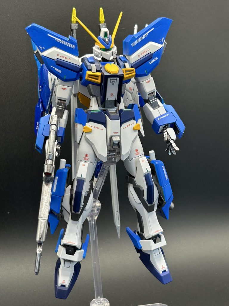 正面。 以前にもウィンダムの改造は行いましたが、その時よりも少しは技術が上がっているかなぁと思い、コンセプトは前回と同じく量子通信型。しかし、脳内設定（妄想）を膨らませて、コンパスにてムラサメ改が配備されるまでムウさんの搭乗機がなく、鹵獲したウィンダムをムウさん用に整備したという設定を足して制作開始。 