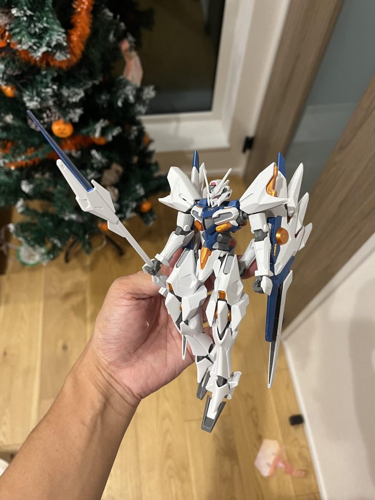 パチ組最初顔デカいなって印象でしたが、完成する頃にはその違和感もなくなってとてもカッコいいメカデザインだなと印象に