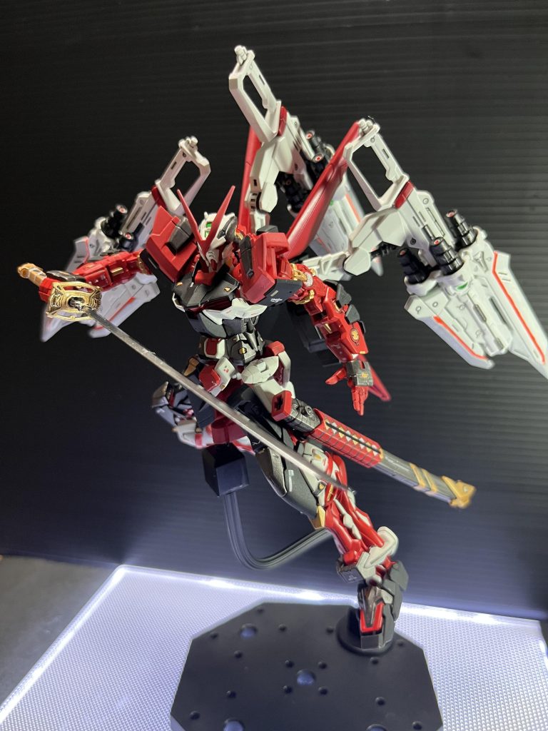 まず父制作、RGアストレイレッドドラゴンから細かい塗り分けも頑張りました😁特に、剣や鞘は細かかったです😵‍💫