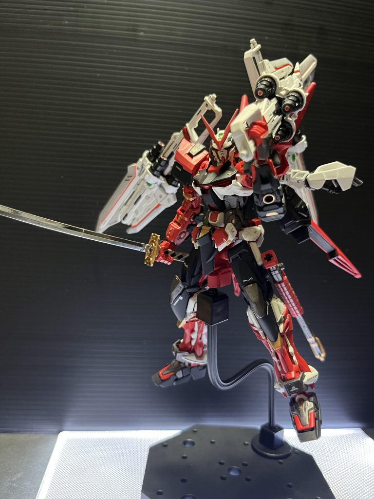 武者ガンダムっぽくしたい❗️と思い塗装しました。組んでみたら、ん❓なんか違う気が…黒が多かった❓金が少ない❓思っていたのと、少し違う感じに仕上がりました(笑)そして、アドバンスドMSジョイント…やですねこれ😑割れそうで…嫌いです❗️ 