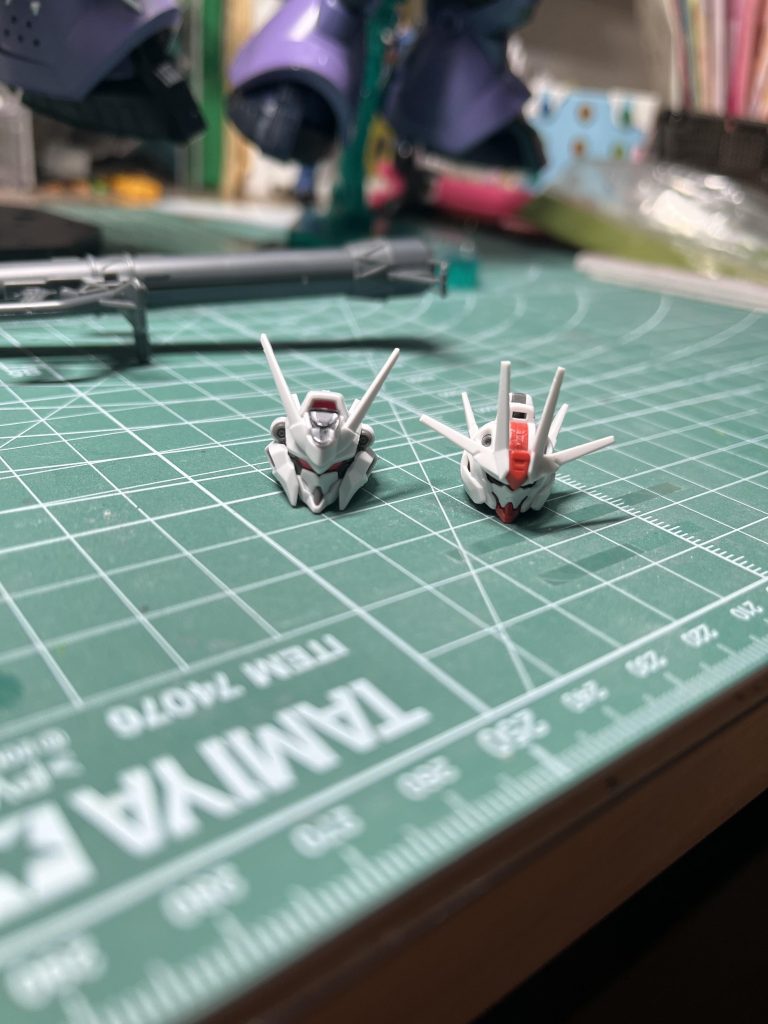 なんか顔が大きく見えると思いエアリアル改と比較しましたが同じくらい、、胴体が短く、太ももが太いから大きく見えるのかな？とりあえず胴体にてスペーサーをかませることで1㎜延長してます