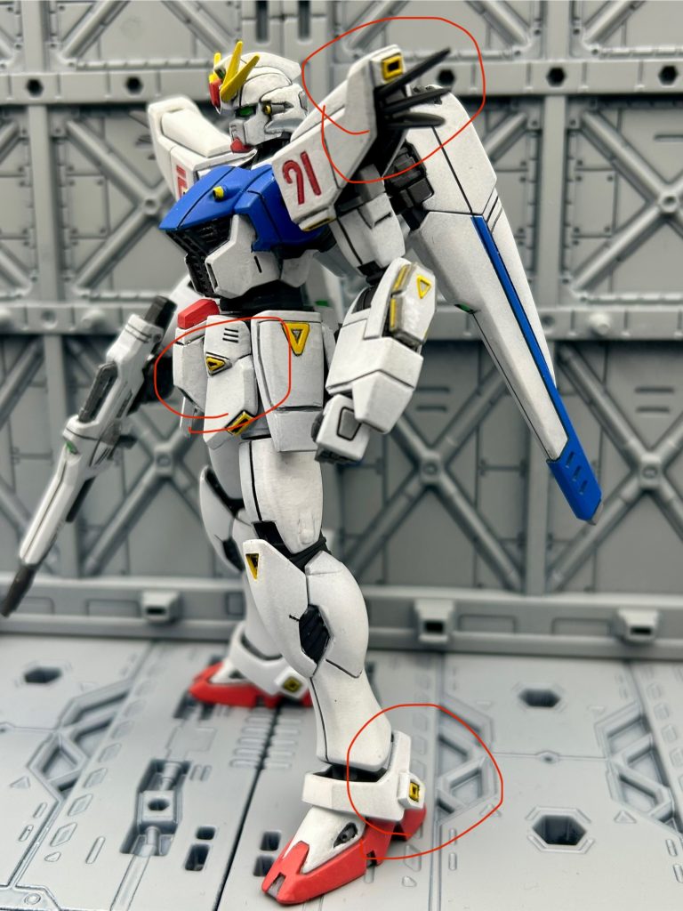 今回いじったのはスジ彫りとディティール追加くらいですが黄色のディティール部分は元キットでかなり簡略化されてるところがあるので、プラ板で自作したりディティールアップパーツで追加してます。F91の黄色いところって中が黒で外に白枠が来る構造なんですよね。数箇所いじると大分印象変わった気がします。