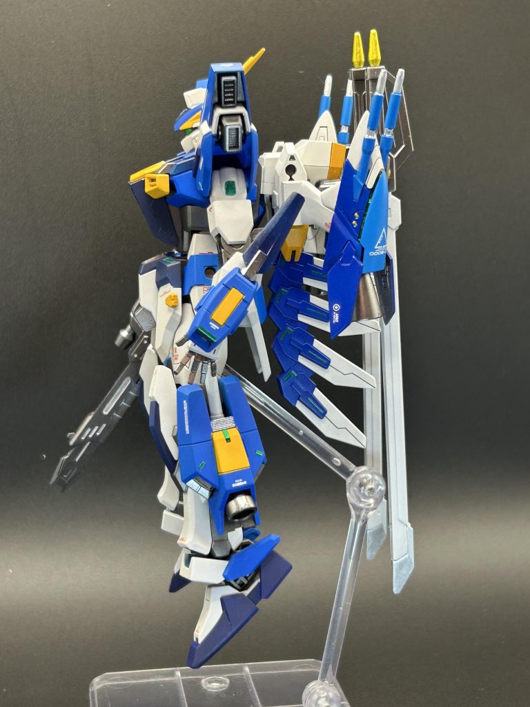 横。 もとネオ・ロアノークだった時の愛機エグゼスをガンバレルとして装備したいと言う欲のままにストライカーに装備。しかしエグゼスをそのままストライカーにするのは先人達の素晴らしい作品がありますので、オリジナリティを出すため２つのみで、大剣も装備してみました。