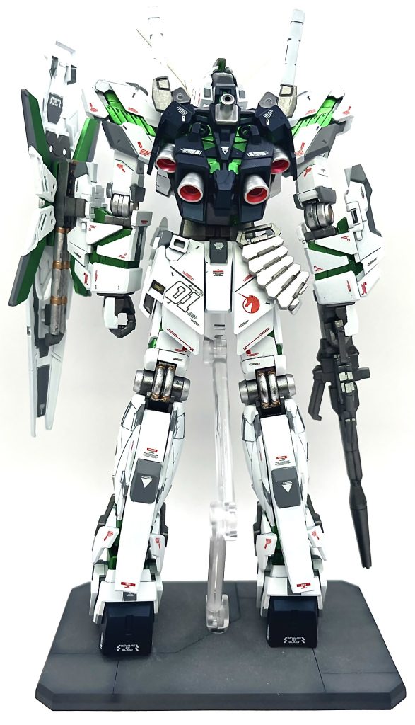 バックショット。腰のマガジンラックは反対が正解。