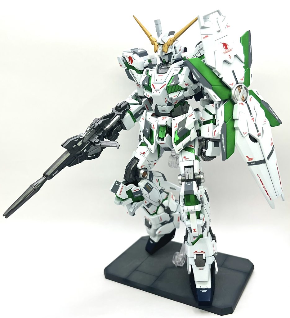 完成ビームサーベルの持ち手を取り付ける背中の箇所は両方折れてしまったので、真鍮線補強して接着しているので、こいつはビームサーベルを抜けませんw