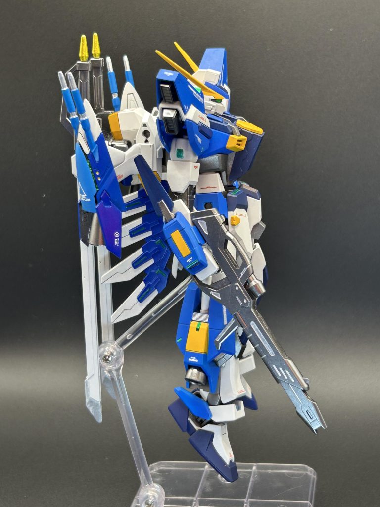 横。ビームライフルはそのままウィンダムのものですが、スターブライトアイアンで塗装後に各溝はシルバーで塗装して内部フレームが露出している部分のような感じで表してみました。