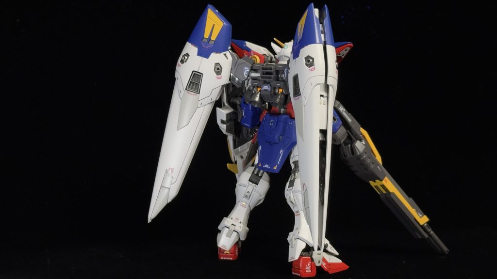 今回も関節等への差し色はスーパークロームシルバー2を使っていますが、今回はそれに加えてガンダムマーカーのイエローゴールドを使っています。普通のゴールドより明るく小さい面積でもしっかり目立ってくれていい色でした。ブラックライトにも反応しますし。