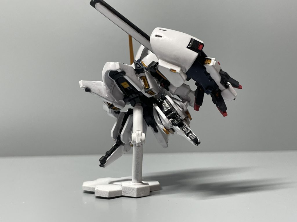 とりあえず合わせ目消してグレーのサフ吹いたとこまでは良かったんですがアクリジョンホワイトの隠蔽力の無さにぶちのめされました。次からは白い機体はベースホワイト吹こうと心に決めました。