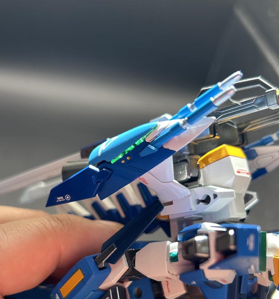 エグゼスのクリアパーツは透明なので、センサー部はクリアグリーン。ビームサーベルはクリアピンクで塗装しました。