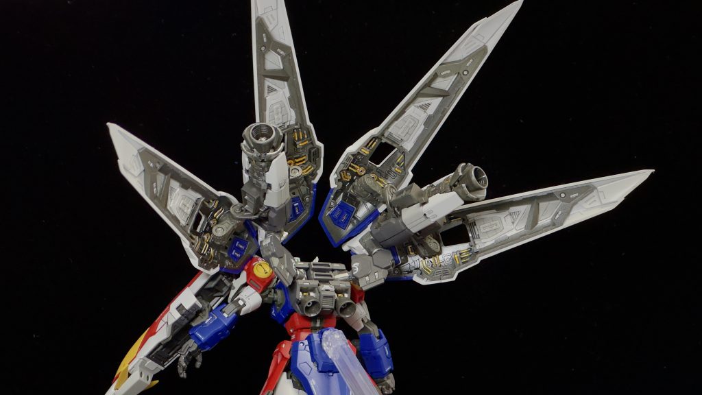 特徴的なウイング部ウイング、ウイングゼロEWと違い羽というよりスラスターユニット的なデザインになってます。個人的にRGアレンジである各羽根とスラスターユニットについてた小羽根が邪魔に感じたので切り落としています。ウイング部はじめ、スラスター関係、ノズル部は全部スターブライトアイアンで塗ってます。