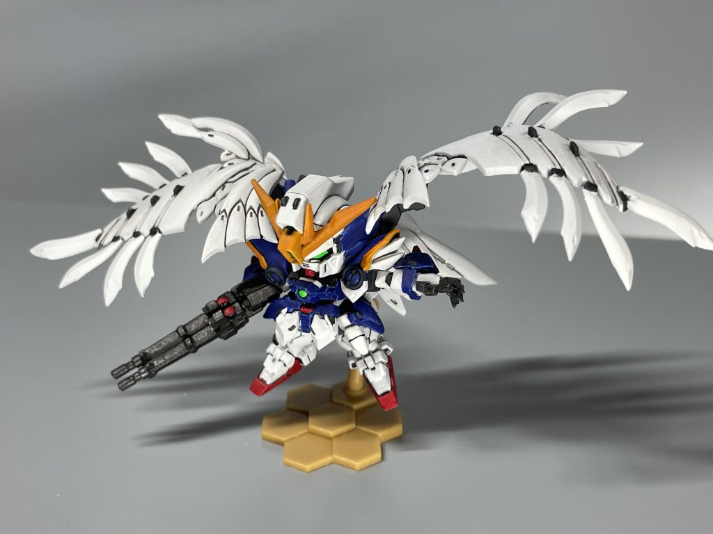 制作は合わせ目出来るだけ消して、筋彫り掘り直しアンテナ付け根と羽の一部が抜きの都合か変だったので削りました。膝のディテールは合わせ目消すの難しそうだったので諦めて埋めました。白い所は以前の恐怖から缶スプレーで墨入れとりあえず黒でしましたが少しくどかった、、、