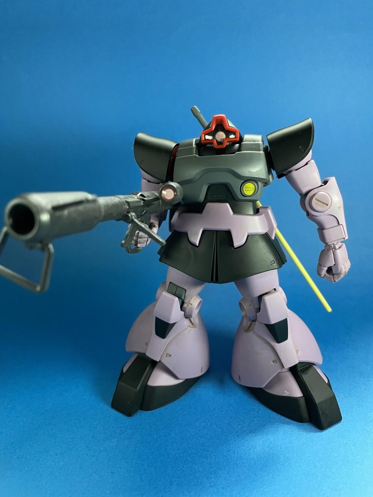 7年前(!)に素組みしたまま箱に仕舞い込んでいた黒い三連星セットのドムがとても良い成形色だったので、成形色+ウェザリングマーカーによる汚し+スーパースムースクリア艶消しコート仕上げ✨