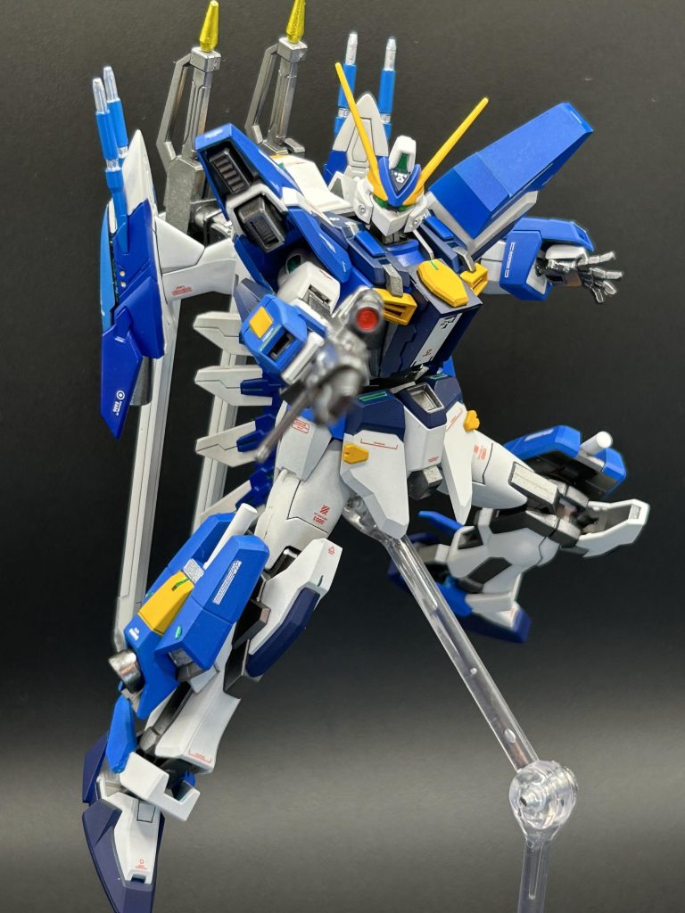 制作工程はミキシング、プラ板アーマー制作（肩、胸部）、筋の掘り直し、エアブラシ全塗装、筆塗り部分塗装、墨入れ、デカール貼り、艶消しトップコートです。ビームライフルのセンサー部はあえてメタルレッドのマテリアルシールを貼っています。