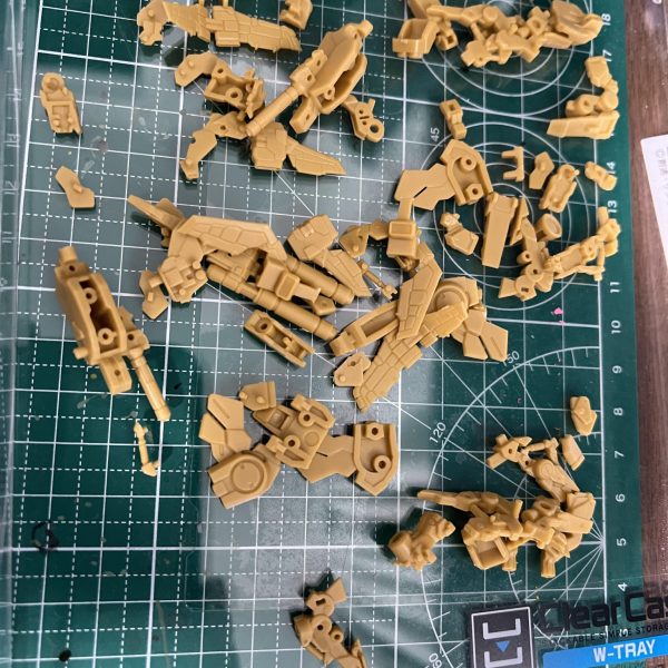 初アーティファクトです頑張って色を塗りたいと思いますそもそも仮組みの段階で大変でした……（2枚目）