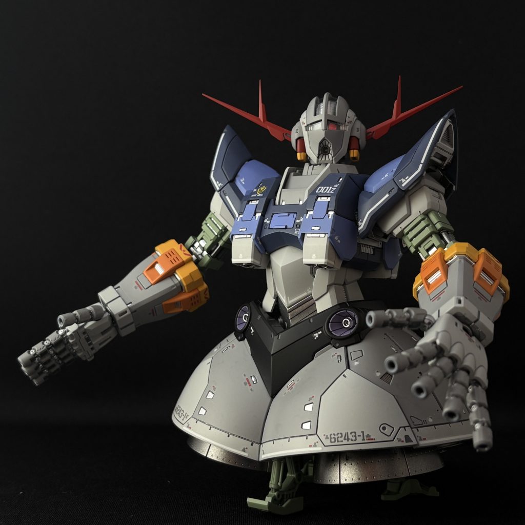 ニュートラルグレーシリーズは、1から5まで明るさが段階になっています。その中でも“2と3”の組み合わせが抜群で、ジオングの重厚なフォルムを引き立てながら、立体感をしっかり出してくれます。 2は少し明るめで装甲の陰影を際立たせ、3は深みのあるトーンで全体を引き締める。この2色だけで、ジオング特有の“重量感と存在感”がぐっと増します。