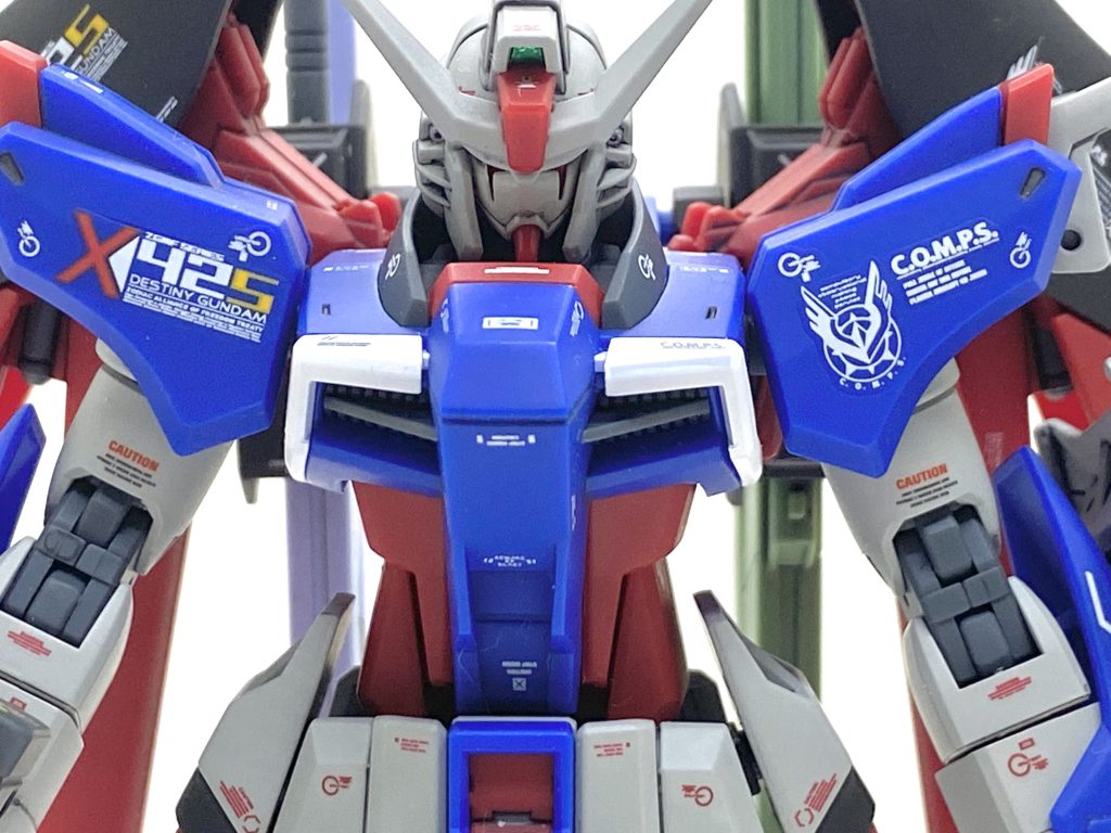 デカールは主に余っていた物です(笑)。ガンダムデカールDXのSEED用、RGフォースインパルスガンダム用、GHL016号の付録のデカール、機動戦士ガンダムSEED FREEDOM汎用がメインですがHJ、ハイキュー、鋼魂、ベルテクス、スジボリ堂ロボデカールなどなるべく使いにくいデザインのをこれでもかっ!と思うほどに貼りまくりました(笑)。