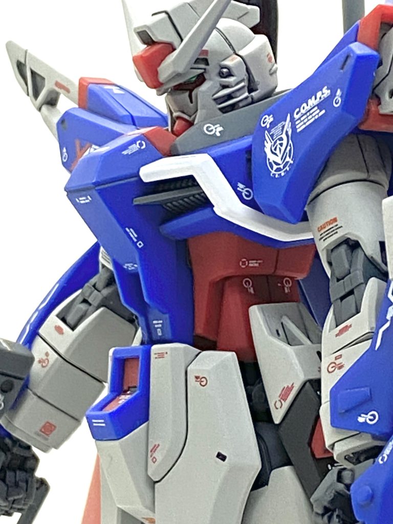 デスティニーを作るつもりは全くありませんでした。手に入ったのも全くの偶然で1年前に旅行で通天閣に行った後にジョーシンのスーパーキッズランド本店に寄ったら、たまたま売っていたのを買ったのですが・・・パーツの細かさを見てすぐに箱に閉まってしまいました(笑)。暫くして製作会でSEED FREEDOMのコラボの話になり、正直言って乗り気ではなかった上に白の部分を塗装、尚且つ当時はSEED FREEDOM用のデカールはまだ出てなく、しかもノーマルデスティニーのデカールはかなり良いデザインのがありましたから・・・更に減量で本当にやる気が出ずに体調を崩してしまい何か月も放置する事になるのです。