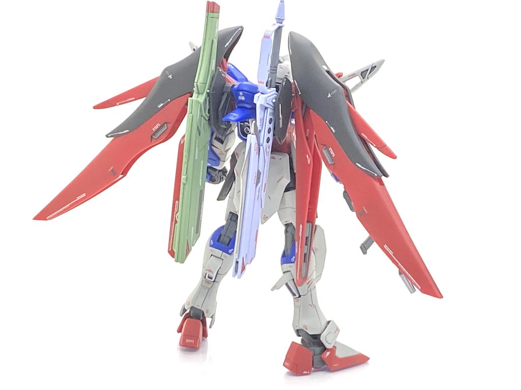 休む前にガイアカラーのニュートラルグレーⅡで塗装までしてました・・・合わせ目を課す箇所が全く無かったので塗膜を強くしたいのと傷チェックしたかったのでホワイトサフを吹いてます。ニュートラルグレーⅡで塗った個所の凹モールドは水性のグレーバイオレットを筆塗りしてマジックリンで拭いています。メタリック入れたりアロンダイトや高エネルギー長射程ビーム砲を細かく塗分けたり頑張りましたが、ここで減量による飢餓感や興味ない機体を作るストレスにギブアップしてしまいます。ですが、コラボ相手の方が素晴らしいインフィニットジャスティス弐式を作って実物を見せて頂き、やる気が再び出て(笑)SEED FREEDOM用のデカールが発売されましたら必ず仕上げ、展示会でコラボすると約束したのです。