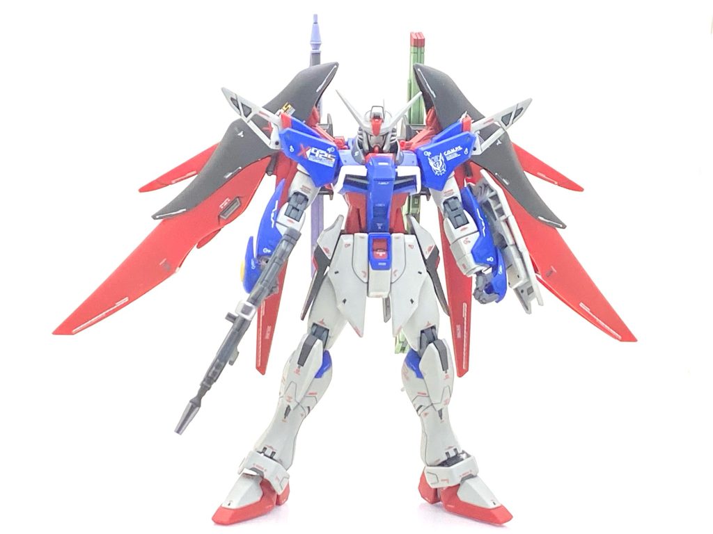 先に作りたかったキュベレイMk-II(プルツー専用機)とガルスJを仕上げさせて貰い、SEED FREEDOM用のデカールも発売されたので・・・11月から製作再開致しました。フリーダム作った時に使ったRGフォースインパルス用のデカールは結構余ってましたが使いにくいガンダムデカール(主にMG F91や百式改等)やハイキューの尖ったデザインのデカールはコズミック・イラの複雑なデザインの機体には大変良く似合います。ウイングユニットがかなり大きいのでデカールのチョイスするのが難しかったですが・・・なるべく大きめのラインデカール風のを貼りましたら悪くない仕上がりになりました。無理せず3日ほどかけて艶消しクリアーを吹いて完成し、ホッとしました。