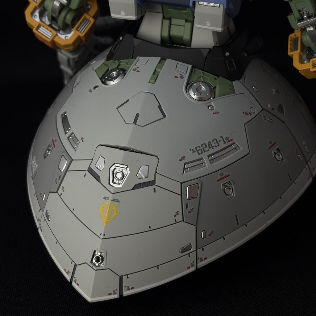 実際に「ニュートラルグレー2」と「3」を外装フレームに使い分けてみると、立体感が一気に増しました。特にジオングの特徴的なスカート部分はボリュームがあるので、2色のトーン差がしっかり効いて見応え抜群。 明るい2が造形のディテールを際立たせ、濃い3が全体を引き締めることで、ただのグレーじゃない“深みのある質感”に仕上がりました。