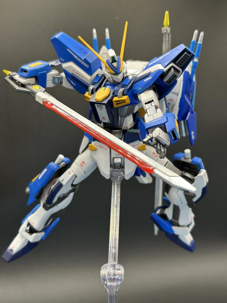 前回もでしたが、量子通信型ということで各部にはマテリアルシールのグリーンを貼り、センサー強化の意味を持たせています。また、肩と胸の増加装甲はプラ板でスクラッチしましたが、接着剤がなかなか消えず苦労しました。というか肩は完全に消し切れてないんですが、、、まだまだ面出しなども甘く課題が残りますねー