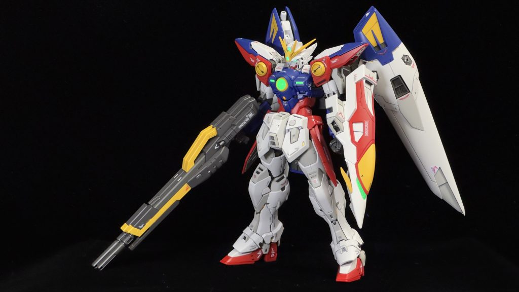 全身今回は白以外を塗装しております。ゼロは彩度の低い印象だったのですが、赤は深みのあるスーパーイタリアンレッドで攻めてみました。ストレート組みですが、全体的に表面処理と削り込みでC面が出るようにしてます。特に足はC面を追加しまくって形状を変えてます。眼や胸のセンサーボール？はブラックライトで光ってます。
