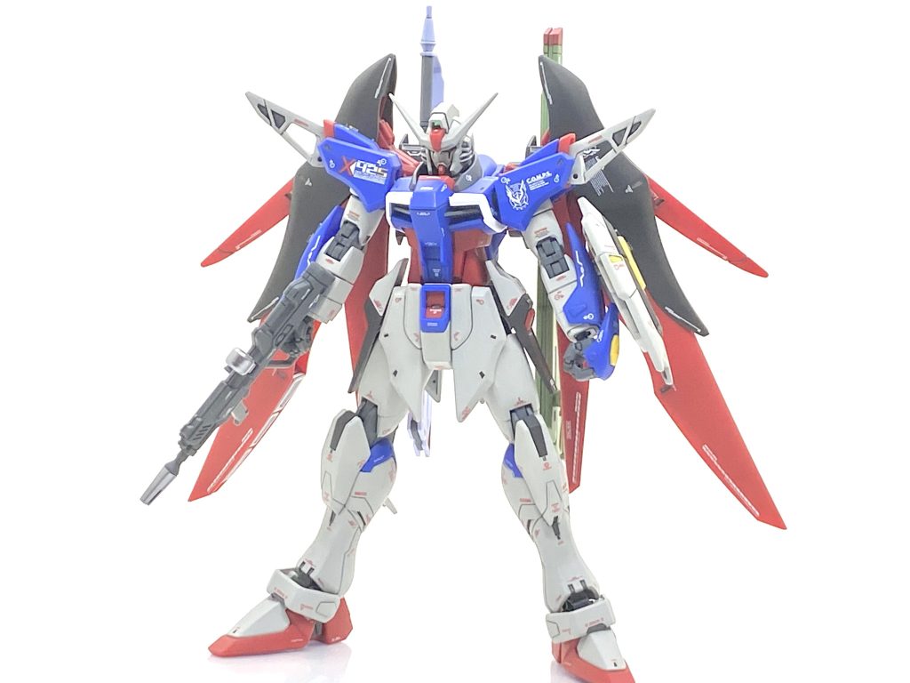 HGCE デスティニーガンダムを部分塗装+αで作ってみました。Spec IIカラーで作っています。自分はフリーダム作った時にも記載したのですが宇宙世紀至上主義者でコズミック・イラ作品はガンダムと言うよりはロボットアニメとして客観的に見てました。ただSEEDやSEED FREEDOMは良く出来ていると思いましたがSEED DESTINYだけは納得出来ない部分が幾つかあり、嫌だったのはシン・アスカという列記とした魅力ある主人公がいたのに途中でキラの方がメインになり、シンはまるで復讐鬼みたいな扱いで、しかも最後は半狂乱のシンのデスティニーはインフィニットジャスティスの前に簡単にやられてしまい「キラやアスランだけが引き立っている」と見ていて思いました。ですが・・・SEED FREEDOMの映画では鬱憤を晴らす様なブラックナイトスコードを片っ端から落とす大活躍をし、ある意味スカっとしました(笑)。