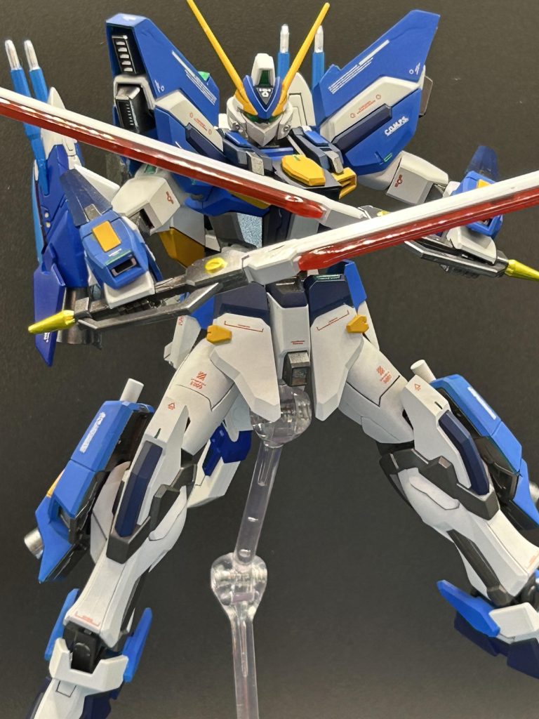 頭部はやはりフェイスを改造。やはりウィンダムはあの口をどうにかするだけで大分イケメン度が増しますね^_^ツインアイは蛍光グリーンで筆塗りしてみたのですが、見る角度によって目がめっちゃ光っていてなんだかメダロットを思い出しました。