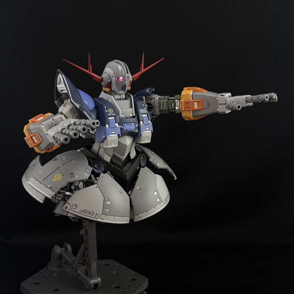 RGジオングをどう塗るか、最初はかなり迷いました。もともとの成形色は白寄りなんですが、アニメの設定ではもっと濃いグレーなんですよね。 そこで、その両方のいいとこどりを狙って「ニュートラルグレー2」と「3」を使いました。2は白っぽく、3はしっかりとしたグレー。この2色を使い分けることで、単調にならず、最近のRGらしい造り込みにしっかりマッチする仕上がりになりました。