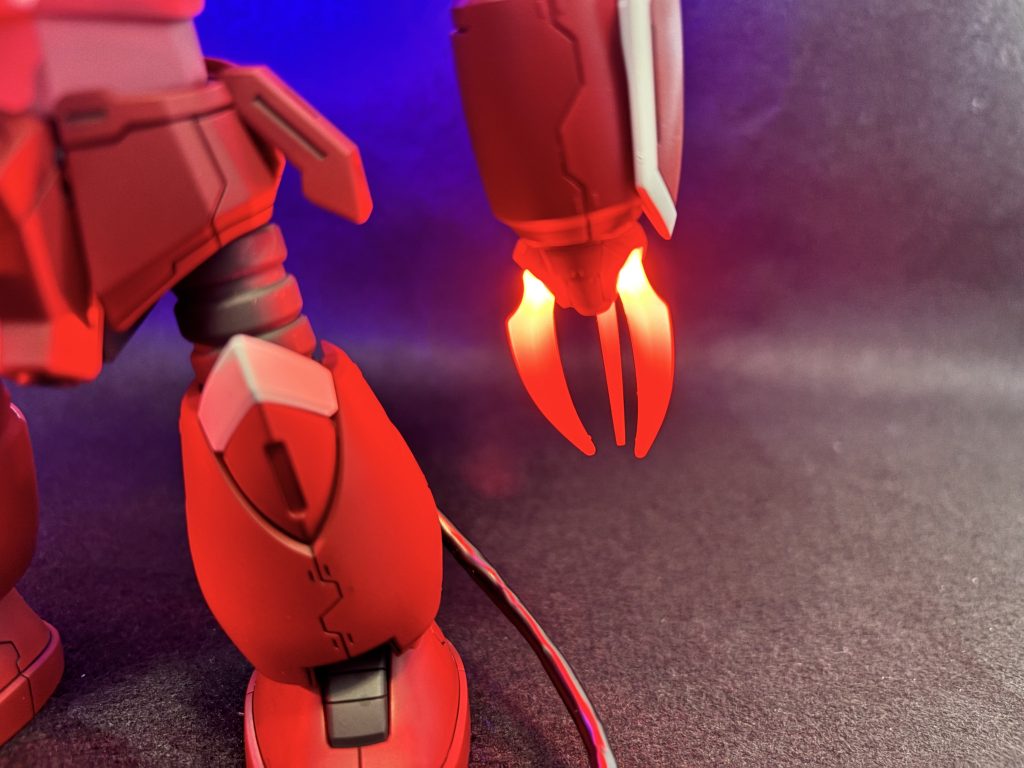 赤熱するクローは対装甲斬牙爪というらしいですが、根元に赤色チップLEDを、埋め込み赤熱する感じを表現しています。なかなか、熱そうな感じになったのではないでしょうか。