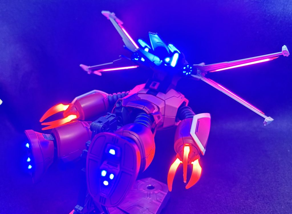 フォランテスはビームライザーにピンク色のフレキシブルLEDを4本使用し、バーニアに青色チップLEDを計8個使用しました。足裏バーニアは4個✖️2です。