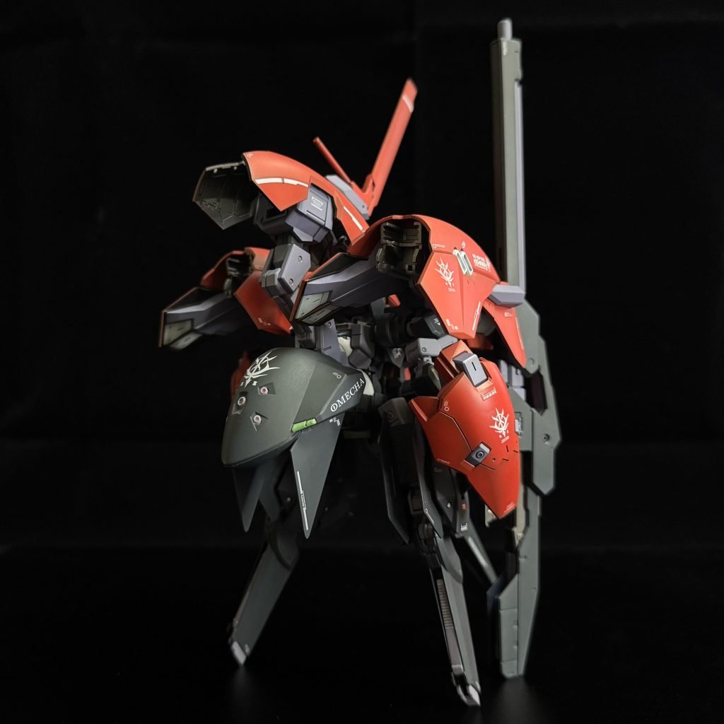 5月の海外旅行、父が突然血液のがんを患って亡くなったこと、そして仕事の業務再編など、いくつもの大きな出来事を経て──10月になってようやくモデラー活動を再開した。久しぶりにニッパーを手に取りパーツを切ろうとしたら、手が震えてどうにもならないことに気づいた。さらに塗料を調合しようとした時には、どれが筆洗い用の溶剤で、どれが希釈液なのかさえ分からなくなってしまっていた……。ところで、キハールIIのキットを手に入れた際、カラーバリエーションはプレミアムバンダイのブルー＆ホワイト、クラシックのイエロー、そして設定画準拠のレッドの3種類があった。悩みに悩んだ末、レッドで塗装することに決めた。最終的な仕上がりにはかなり満足しているもの、ウードウォート系の内部フレームはもともと柔らかく、外装パーツを大量に装着するとその弱点がより顕著になる。スタンドを使わないと自立すらできないほどだ。MA形態への変形はそこまで難しくなかったが、怖かったのは塗装の擦れくらい。これにて、「ウサギ部隊」系機体との因縁もようやく一区切り、というところだろうか。