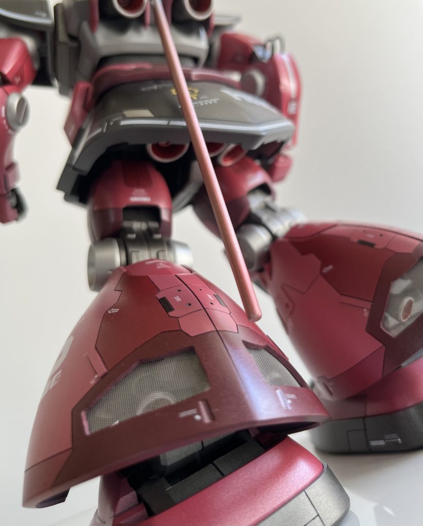 ドムはバーニアがたくさんあるのですが全然見えないので脚部の背面に金属メッシュを仕込んでバーニアを見えるようにしてみました。