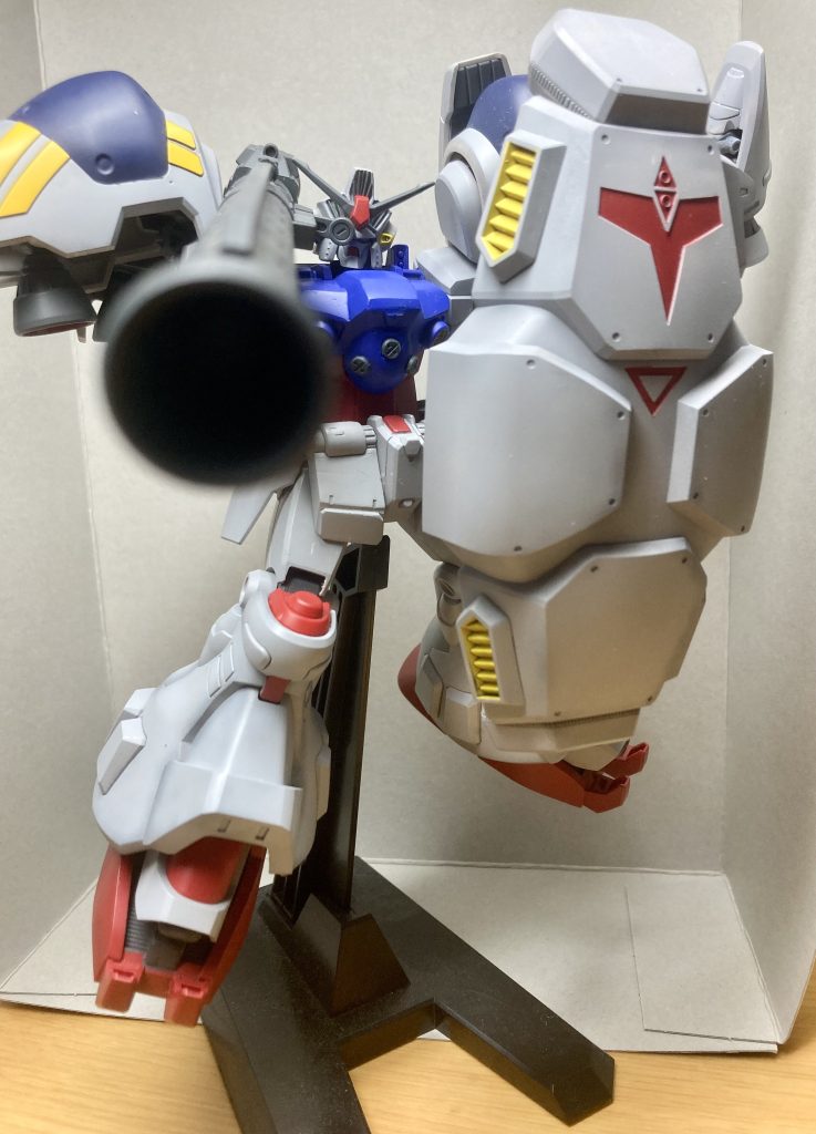 修正ポイントはまず腹部を40延長。エポパテでコックピットハッチ及び胸部のボリュームアップ、頭部の幅詰め＆削り込みによる小型化、フロントアーマーを10延長、ハンドパーツの交換、バインダーの後ハメ加工です。